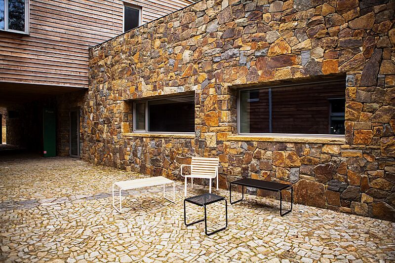 tisch-stack__shoKAT0061504 Tisch STACK mit HPL-Auflage in Black 0080 und mit Robinienholzbelattung sowie Sitz STACK ohne Rückenlehne und mit Rückenlehne und Armlehnen, mit Robinienholzbelattung, Stahlteile in RAL 9005 tiefschwarz und RAL 9010 reinweiß