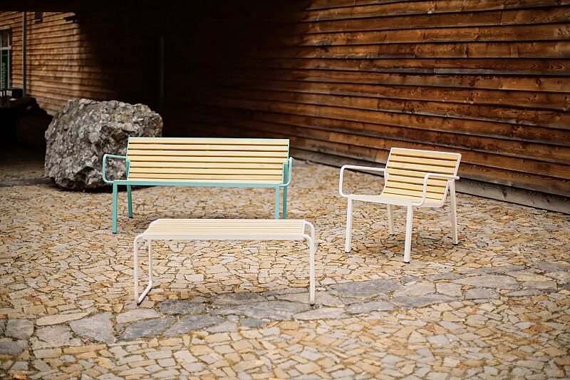 tisch-stack__shoKAT0061867 Tisch STACK, Sitzbank STACK sowie Sitz STACK mit Rückenlehne und Armlehnen, mit Robinienholzbelattung, Stahlteile in RAL 6027 lichtgrün und RAL 9010 reinweiß