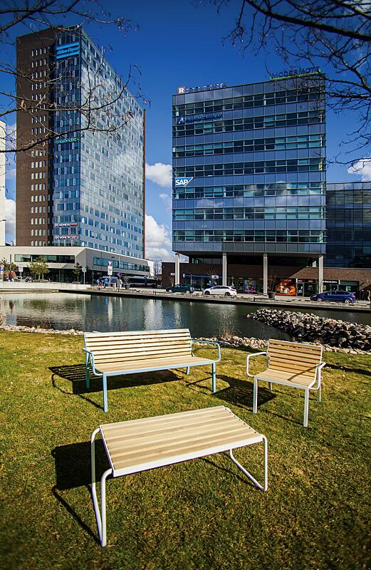 tisch-stack__shoKAT0061869 Tisch STACK, Sitzbank STACK sowie Sitz STACK mit Rückenlehne und Armlehnen, mit Robinienholzbelattung, Stahlteile in RAL 6027 lichtgrün und RAL 9010 reinweiß