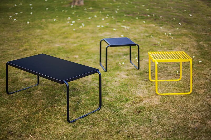 tisch-stack__shoKAT0061871 Tisch STACK mit HPL-Auflage in Black 0080 sowie Sitz STACK ohne Rückenlehne, Stahlteile in RAL 1021 rapsgelb und RAL 9005 tiefschwarz