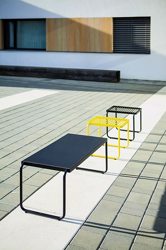 tisch-stack__shoKAT0061872 Tisch STACK mit HPL-Auflage in Black 0080 sowie Sitz STACK ohne Rückenlehne, Stahlteile in RAL 1021 rapsgelb und RAL 9005 tiefschwarz