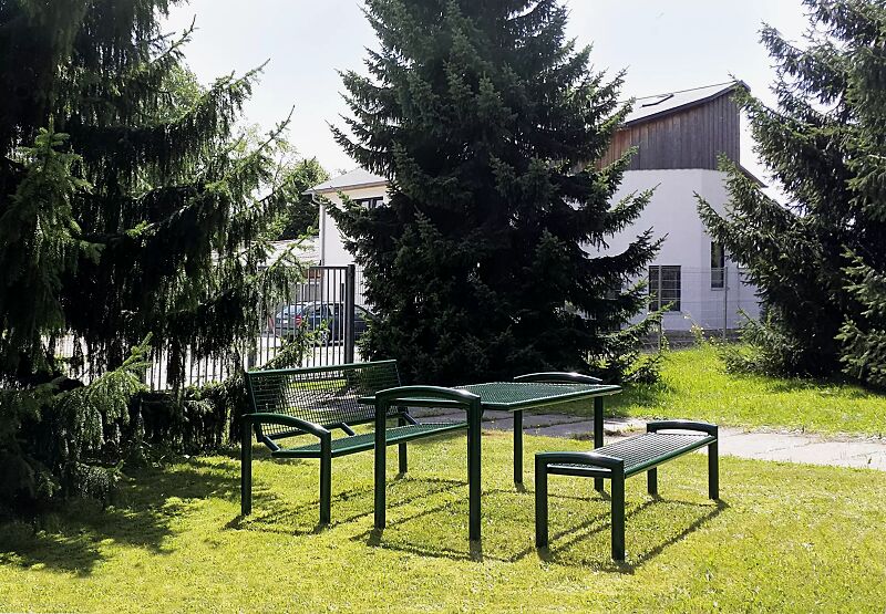 tisch-torre__shoKAT0037940 Bank-Tisch-Kombination TORRE bestehend aus Sitzbank mit und ohne Rückenlehne und einem Tisch, in RAL 6005 moosgrün