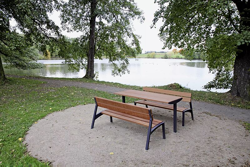 Sitzbänke VERA mit Tisch VERA SOLO (Sonderanfertigung auf Anfrage), mit Jatobaholzbelattung, Stahlteile in RAL 7022 umbragrau