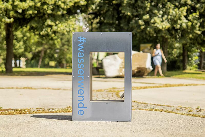 trinkbrunnen-luras__shoKAT0074431 Trinkbrunnen LURAS mit Hundetrinkschale, aus Edelstahl, mit Beschriftung auf Anfrage