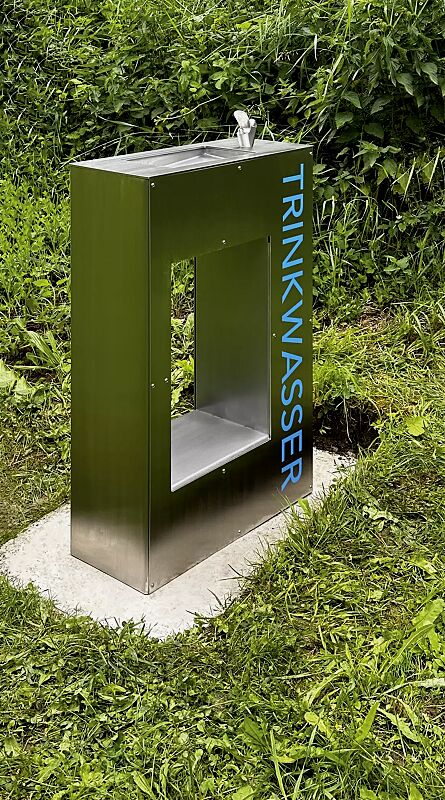 trinkbrunnen-luras__shoKAT0074440 Trinkbrunnen LURAS ohne Hundetrinkschale, aus Edelstahl, mit Beschriftung auf Anfrage
