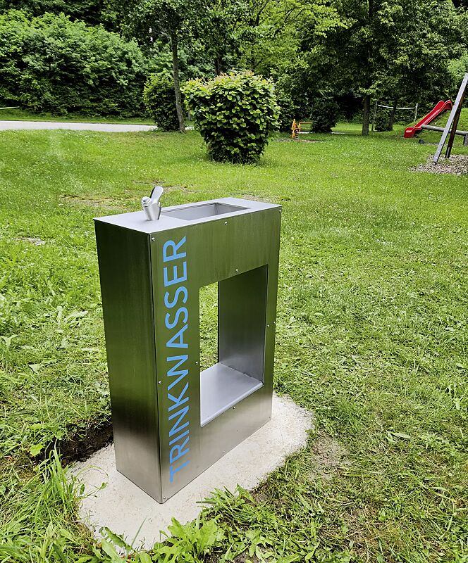 trinkbrunnen-luras__shoKAT0074442 Trinkbrunnen LURAS ohne Hundetrinkschale, aus Edelstahl, mit Beschriftung auf Anfrage