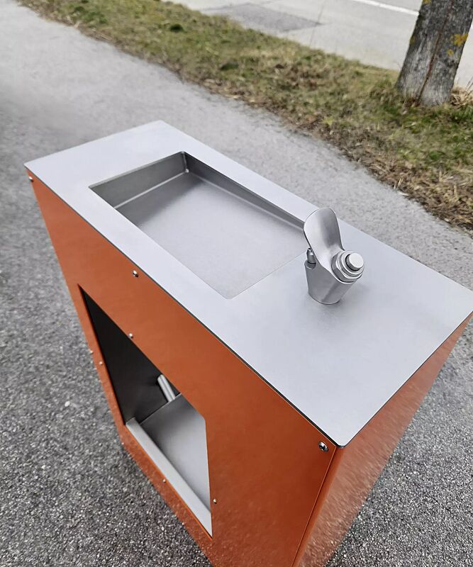 trinkbrunnen-luras__shoKAT0074444 Detail: Trinkmulde und Trinkarmatur