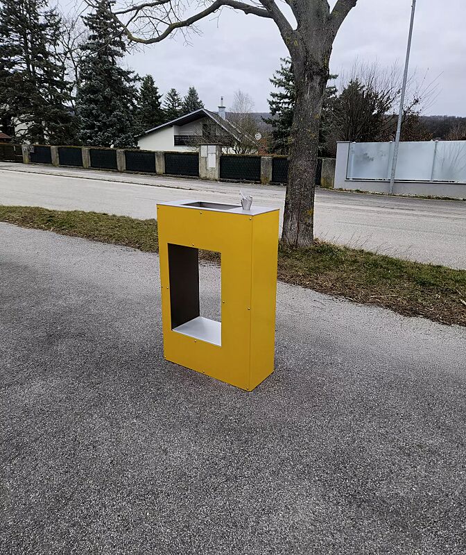 trinkbrunnen-luras__shoKAT0074448 Trinkbrunnen LURAS ohne Hundetrinkschale, aus Edelstahl, mit farbig abgesetzten Seitenwänden in RAL 1028 melonengelb