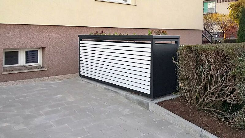 universaldepot-styleout-linis-store__shoKAT0060834 Universaldepot STYLEOUT® LINIS STORE, Rückansicht, Aluminiumkonstruktion in RAL 7016 anthrazitgrau, auftragsbezogene Anpassung Rückwand mit Lamellen in RAL 9003 signalweiß