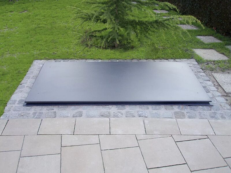 unterflur-muellbehaelterschrank-hideout__shoKAT0056296 Detail: verschlossener Unterflur-Müllbehälterschrank HIDEOUT