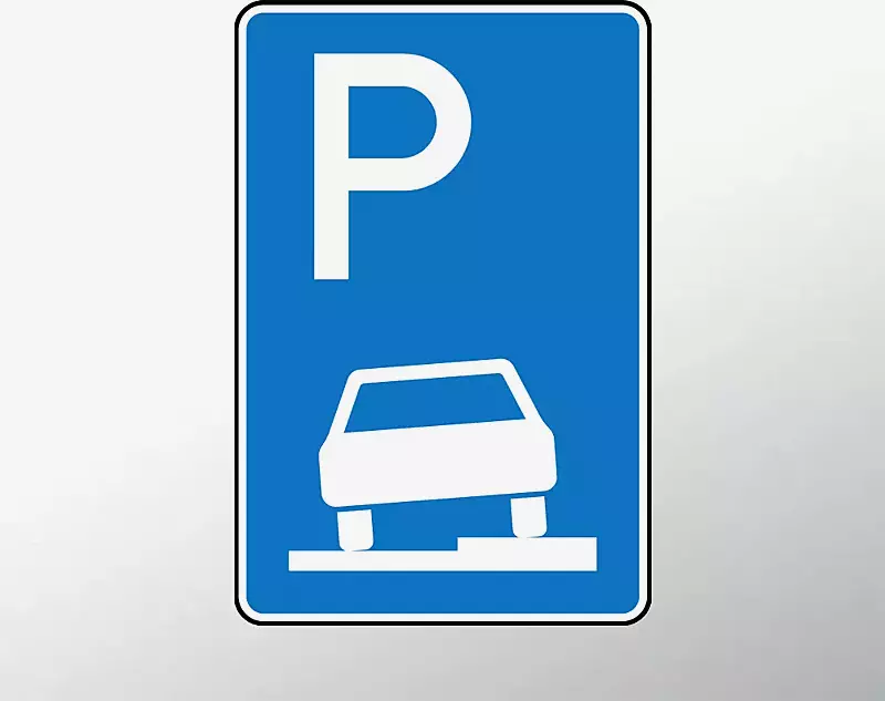 Verkehrszeichen: Parken auf Gehwegen halb in Fahrtrichtung rechts