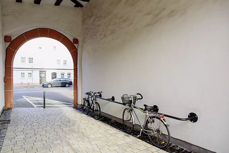 wandanlehnbuegel-jefferson__shoKAT0077108 Wandanlehnbügel JEFFERSON bestehend aus 1 Anfangs-, 3 Mittel- und 1 Endbügel, feuerverzinkt und pulverbeschichtet in RAL 7016 anthrazitgrau