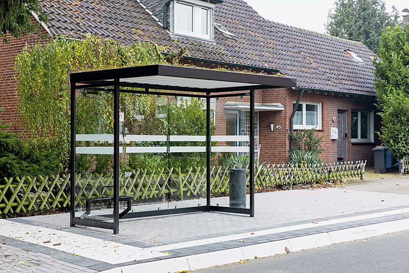 Wartehalle AQUILA GREEN, Dachbreite x Dachtiefe 3180 mm x 2165 mm, zum Aufdübeln bei -200 mm, Dachbegrünung Premium, Rück- / Seitenwände ESG, Klarglas mit Siebdruckstreifen, Sitzbank aus Drahtgitter, Stahlkonstruktion in RAL 7016 anthrazitgrau