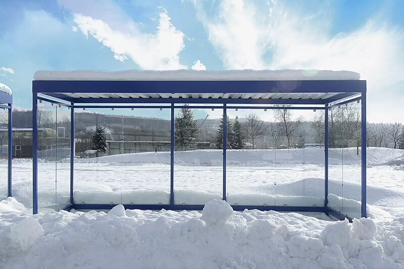 Wartehalle AQUILA mit auftragsbezogener Anpassung der Dachbreite x Dachtiefe 5210 mm x 2165 mm, zum Aufdübeln bei -200 mm, Rück- / Seitenwände ESG, Klarglas, Schneelast standortbezogen 1,1 kN / m2, Stahlkonstruktion in RAL 5015 himmelblau