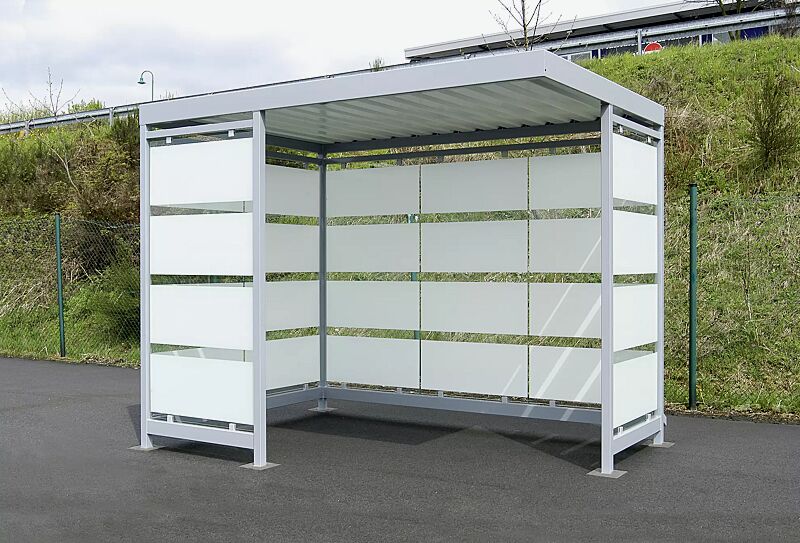 Wartehalle AQUILA mit auftragsbezogener Anpassung, Dachbreite x Dachtiefe 3180 mm x 2165 mm, zum Aufdübeln bei +/- 0 mm, Rück- / Seitenwände sowie zusätzliche Windschutzwand mit Siebdruckstreifen, Stahlkonstruktion in RAL 9006 weißaluminium