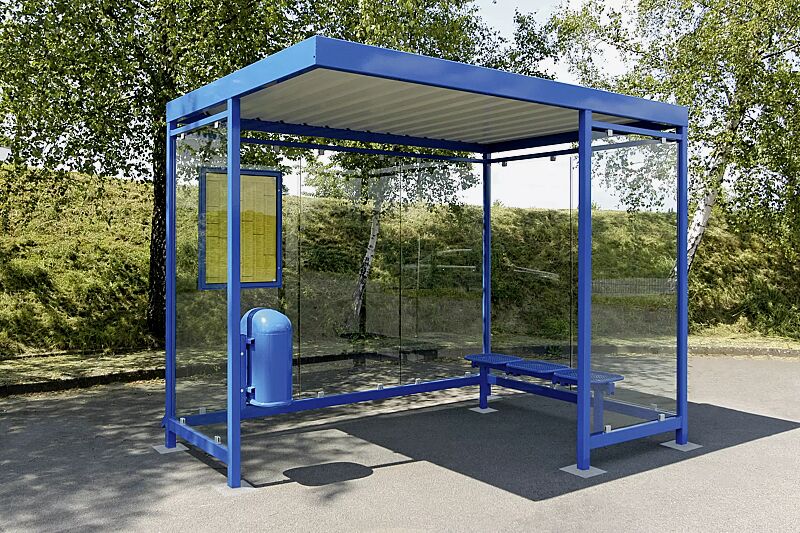 Wartehalle AQUILA mit auftragsbezogener Anpassung, Dachbreite x Dachtiefe 3180 mm x 2165 mm, zum Aufdübeln bei -200 mm, Rück- / Seitenwände, zusätzliche Windschutzwand ESG, Klarglas, Abfallsammler DERBY, Schaukasten ELLAS sowie Drahtgittersitz TARVIS, ...