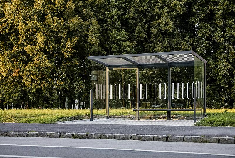 Wartehalle AUREO, Dachbreite x Dachtiefe 4220 mm x 1855 mm, Rück- / Seitenwände ESG, Klarglas mit Scheibendekor, Sitzbank auftragsbezogen rechts, Stahlkonstruktion in RAL 7016 anthrazitgrauWartehalle AUREO, Dachbreite x Dachtiefe 4220 mm x 1855 mm, Sta...