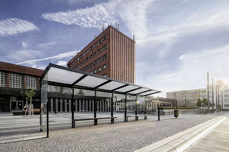 wartehalle-aureo__shoKAT0056034 Wartehalle AUREO, auftragsbezogene Anpassung, Dachbreite x Dachtiefe 8350 mm x 1855 mm, Rück- / Seitenwände ESG, Klarglas mit Scheibendekor, inkl. Schaukasten und Sitzbänke, Stahlkonstruktion in RAL 7016 anthrazitgrau