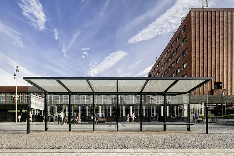 wartehalle-aureo__shoKAT0056035 Wartehalle AUREO, auftragsbezogene Anpassung, Dachbreite x Dachtiefe 8350 mm x 1855 mm, Rück- / Seitenwände ESG, Klarglas mit Scheibendekor, inkl. Schaukasten und Sitzbänke, Stahlkonstruktion in RAL 7016 anthrazitgrau