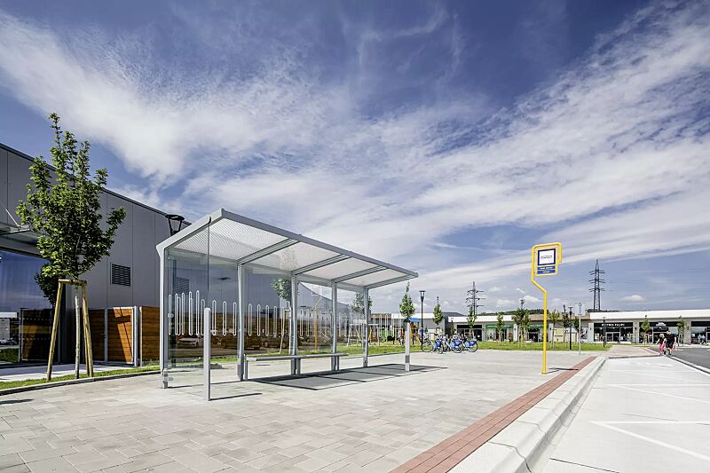 wartehalle-aureo__shoKAT0068624 Wartehalle AUREO, Dachbreite x Dachtiefe 5580 mm x 1855 mm, Rück- / Seitenwände ESG Klarglas mit Siebdruckdekor, inkl. Sitzbank, Stahlkonstruktion in RAL 7035 lichtgrau