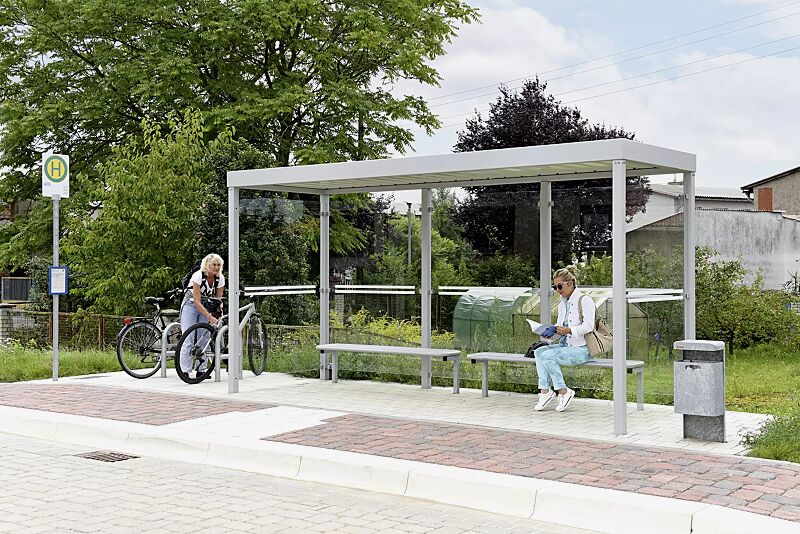 wartehalle-gemala__shoKAT0067217 Wartehalle GEMALA, Dachbreite x Dachtiefe 4600 mm x 1600 mm, Rück- / Seitenwände ESG, Klarglas, Sitzbank VOLTERRA, Abfallbehälter HALIFAX, Stahlkonstruktion in RAL 9006 weißaluminium