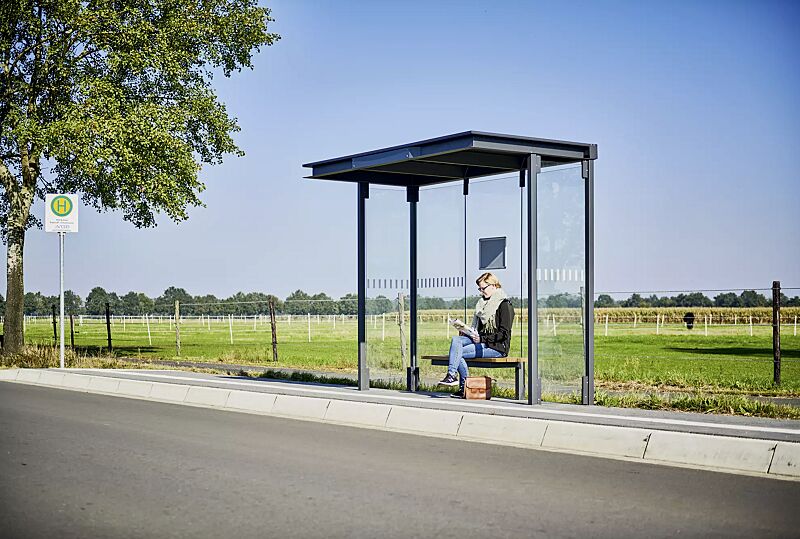 wartehalle-horec__shoKAT0067828 Wartehalle HOREC, Dachbreite x Dachtiefe 2955 mm x 1484 mm, Rück- / Seitenwände VSG, Klarglas, mit Sichtschutzstreifen, Sitzbank, Stationsschild, Display-Klapprahmen, Stahlkonstruktion in DB 703 eisenglimmer Wartehalle HOREC, Dachbreite x Dachtiefe 295...