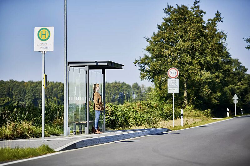 wartehalle-horec__shoKAT0067829 Wartehalle HOREC, Dachbreite x Dachtiefe 2955 mm x 1484 mm, Rück- / Seitenwände VSG, Klarglas, mit Sichtschutzstreifen, Sitzbank, Stationsschild, Display-Klapprahmen, Stahlkonstruktion in DB 703 eisenglimmer