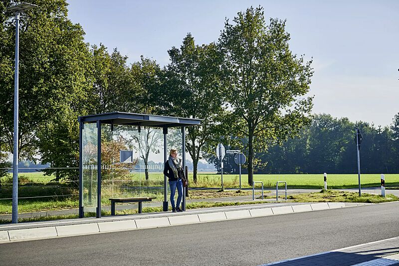 wartehalle-horec__shoKAT0067832 Wartehalle HOREC, Dachbreite x Dachtiefe 2955 mm x 1484 mm, Rück- / Seitenwände VSG, Klarglas, mit Sichtschutzstreifen, Sitzbank, Stationsschild, Display-Klapprahmen, Stahlkonstruktion in DB 703 eisenglimmer