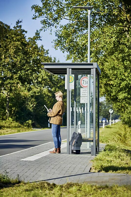 wartehalle-horec__shoKAT0067839 Wartehalle HOREC, Dachbreite x Dachtiefe 2955 mm x 1484 mm, Rück- / Seitenwände VSG, Klarglas mit Sichtschutzstreifen, Sitzbank, Stationsschild, Display-Klapprahmen, Stahlkonstruktion in DB 703 eisenglimmer