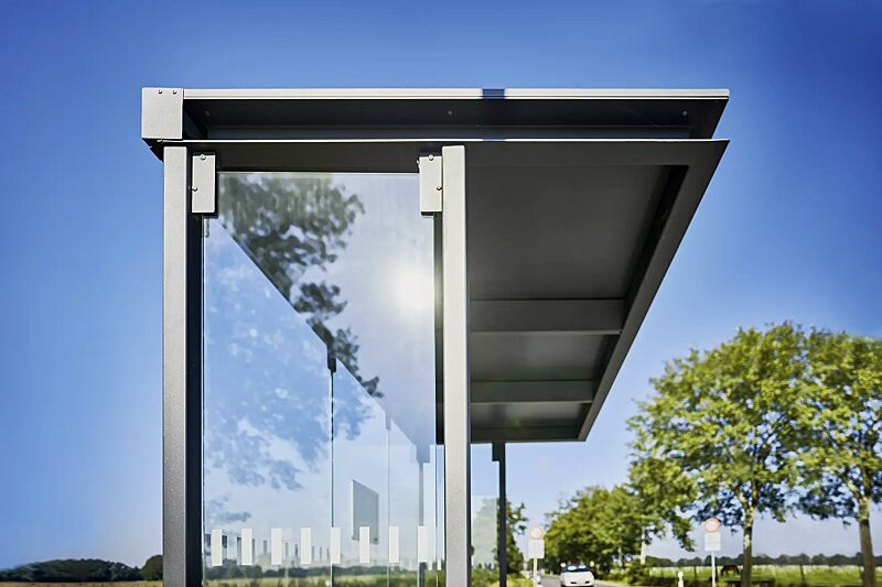 wartehalle-horec__shoKAT0067841 Wartehalle HOREC, Dachbreite x Dachtiefe 2955 mm x 1484 mm, Rück- / Seitenwände VSG, Klarglas, mit Sichtschutzstreifen, Sitzbank, Stationsschild, Display-Klapprahmen, Stahlkonstruktion in DB 703 eisenglimmer