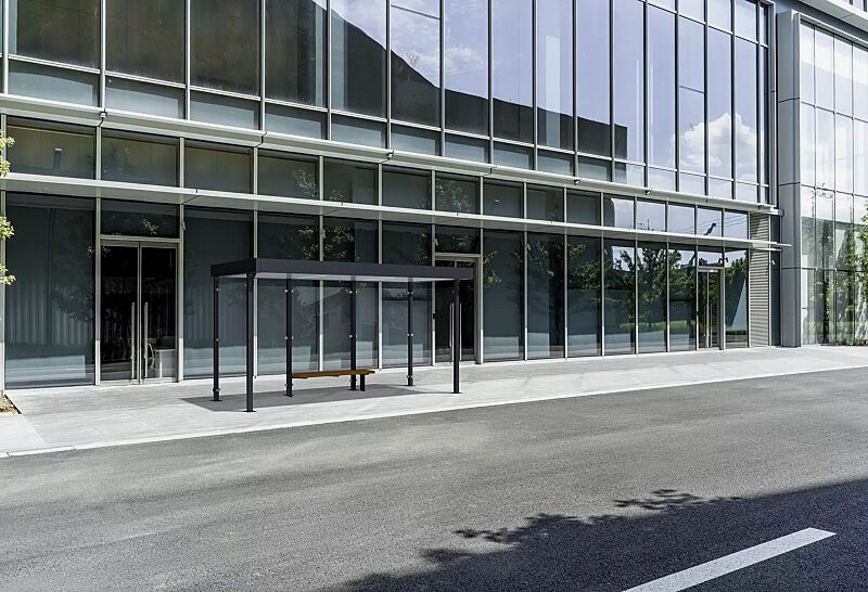 wartehalle-luna__shoKAT0076813 Wartehalle LUNA, Dachbreite x Dachtiefe 4660 mm x 2000 mm, Rück- und Seitenwände ESG, Klarglas, Deckenverkleidung mit LED-Beleuchtung, Sitzbank PURE, Stahlkonstruktion in RAL 7016 anthrazitgrau