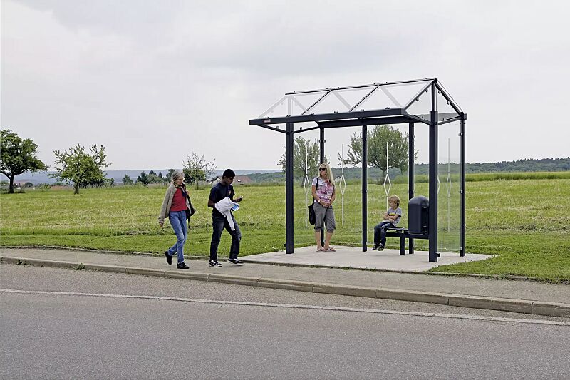 wartehalle-mars__shoKAT0033416 Wartehalle MARS, Dachbreite x Dachtiefe 3030 mm x 1920 mm, Rück- / Seitenwände ESG, Klarglas mit Siebdruck Rautenmotiv, Drahtgittersitz TARVIS sowie Abfallbehälter DERBY, Stahlkonstruktion RAL 7016 anthrazitgrau Wartehalle MARS Dachbreite x Dachtiefe 3...