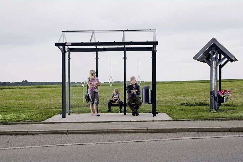 wartehalle-mars__shoKAT0033418 Wartehalle MARS, Dachbreite x Dachtiefe 3030 mm x 1920 mm, Rück- / Seitenwände mit Siebdruckdekor, Stahlkonstruktion in DB 703 eisenglimmer