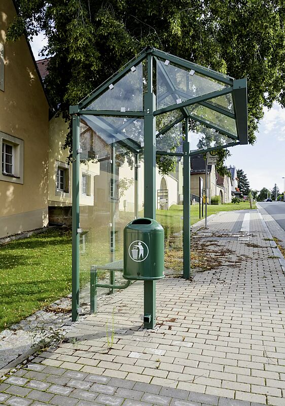 wartehalle-mars__shoKAT0066870 Wartehalle MARS, Dachbreite x Dachtiefe 2050 mm x 1920 mm, Rück- / Seitenwände ESG, Klarglas, Sitzbank SESTO, Abfallbehälter DERBY, Stahlkonstruktion in RAL 6028 kieferngrün