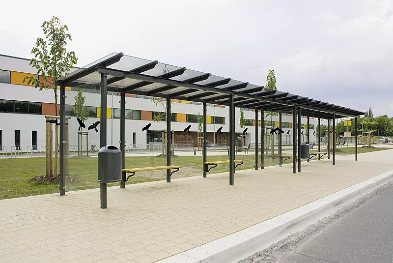 wartehalle-pegasus__shoKAT0022555 Wartehalle PEGASUS, 2 Anlagen mit Dachbreite x Dachtiefe 7800 mm x 2000 mm, auftragsbezogene Anpassung, Rück- / Seitenwände ESG, Klarglas, Sitzbänken FERMO und Abfallbehälter DERBY, Stahlkonstruktion in RAL 7043 verkehrsgrau