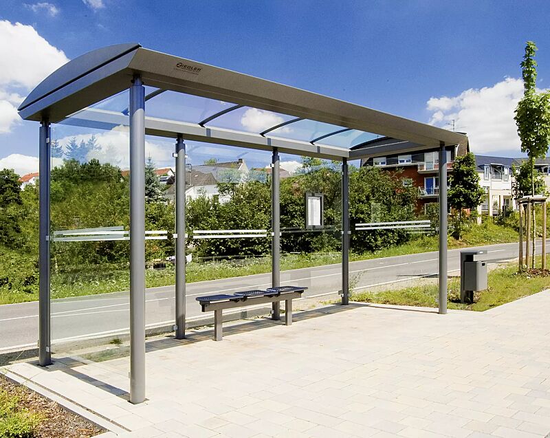 wartehalle-pluto__shoKAT0068527 Wartehalle PLUTO, Dachbreite x Dachtiefe 4800 mm x 2030 mm, Rück- / Seitenwände ESG, Klarglas, mit Siebdruckstreifen, Drahtgittersitz TARVIS, Abfallbehälter HALIFAX, Stahlkonstruktion in DB 703 eisenglimmergrau