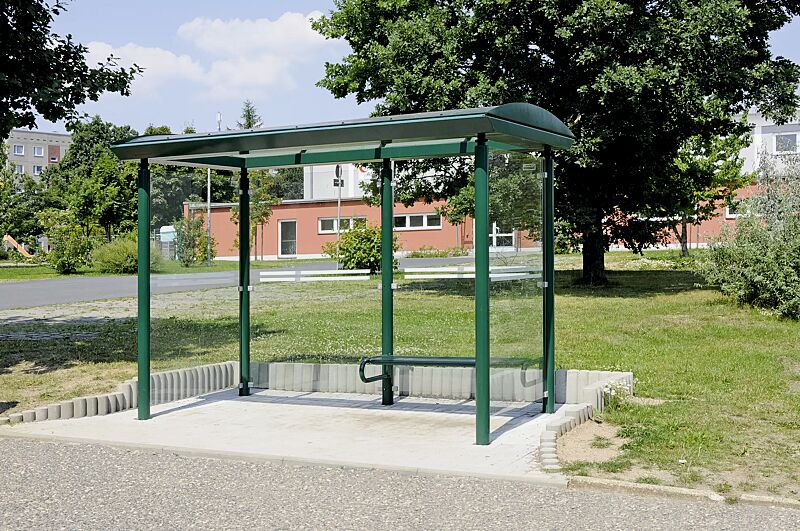 wartehalle-pluto__shoKAT0068531 Wartehalle PLUTO, Dachbreite x Dachtiefe 3300 mm x 2030 mm, Rück- / Seitenwände ESG, Klarglas, mit Siebdruckstreifen, Sitzbank SESTO, Stahlkonstruktion in RAL 6009 tannengrün Wartehalle PLUTO, Dachbreite x Dachtiefe 3300 mm x 2030 mm, Stahlkonstruktion...