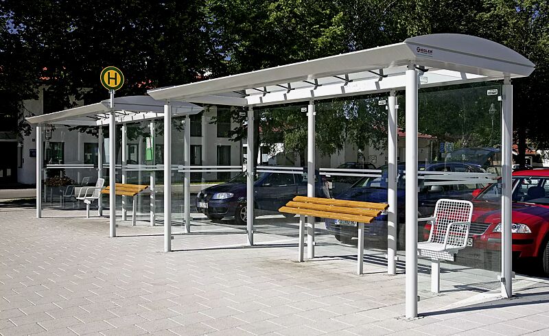 wartehalle-pluto__shoKAT0068533 Wartehalle PLUTO, Dachbreite x Dachtiefe 4800 mm x 2030 mm, Rück- / Seitenwände ESG, Klarglas, mit Siebdruckstreifen, Drahtgittersitz TARVIS, Anlehnbank SMOKY, Stahlkonstruktion in RAL 7035 lichtgrau