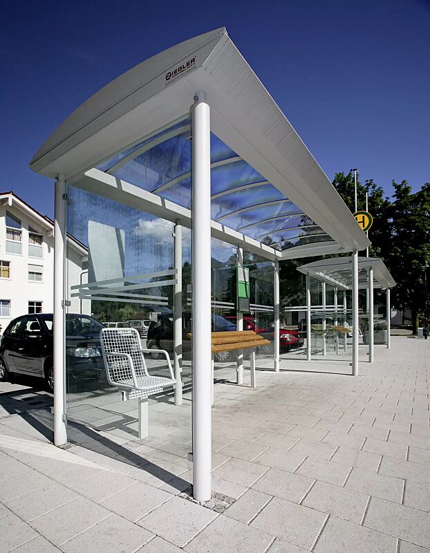 wartehalle-pluto__shoKAT0068534 Wartehalle PLUTO, Dachbreite x Dachtiefe 4800 mm x 2030 mm, Rück- / Seitenwände ESG, Klarglas, mit Siebdruckstreifen, Drahtgittersitz TARVIS, Anlehnbank SMOKY, Stahlkonstruktion in RAL 7035 lichtgrau