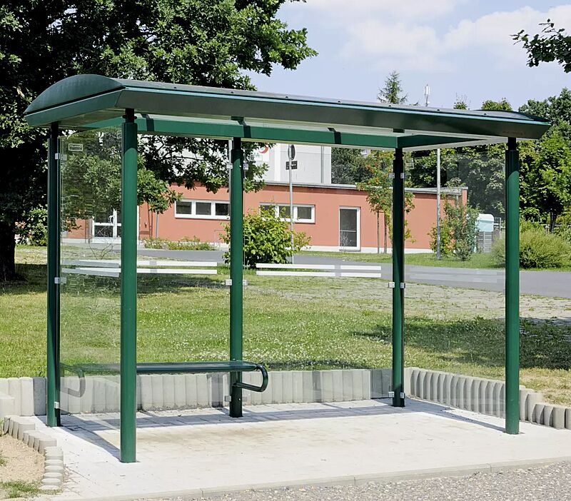 Wartehalle PLUTO, Dachbreite x Dachtiefe 3300 mm x 2030 mm, Rück- / Seitenwände ESG, Klarglas, mit Siebdruckstreifen, Sitzbank SESTO, Stahlkonstruktion in RAL 6009 tannengrün