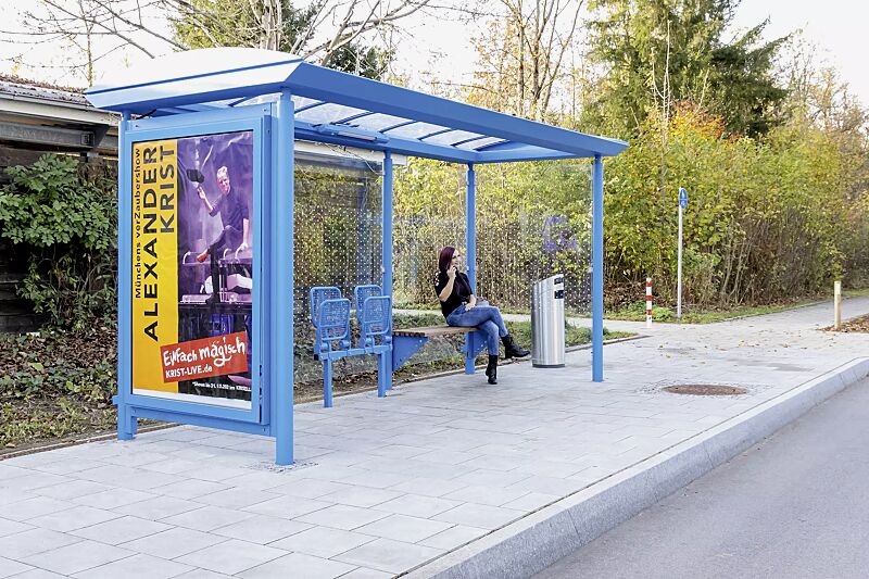 wartehalle-pluto__shoKAT0070694 Wartehalle PLUTO, Dachbreite x Dachtiefe 4800 mm x 2030 mm, Rück- / Seitenwände ESG, Klarglas, mit Siebdruckpunkte, Werbevitrine CITY-LIGHT, Sitzbank ARES, Klappsitz TOLFA, Stahlkonstruktion in RAL 5015 himmelblau