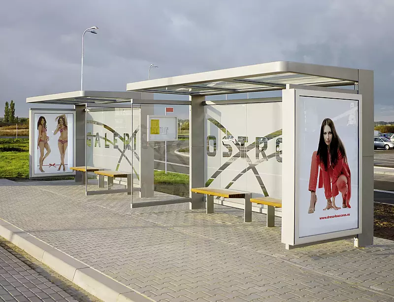 wartehalle-pure__shoKAT0025427 2 Wartehallen PURE, Dachbreite x Dachtiefe je 4000 mm x 1800 mm, mit Rück- / Seitenwand, Scheibendekorbeklebung bauseits, mit Werbevitrine CITY LIGHT, Schaukasten CHIOS sowie Sitzbänke PURE, 2-Sitzer, Stahlkonstruktion in RAL 9007 graualuminium