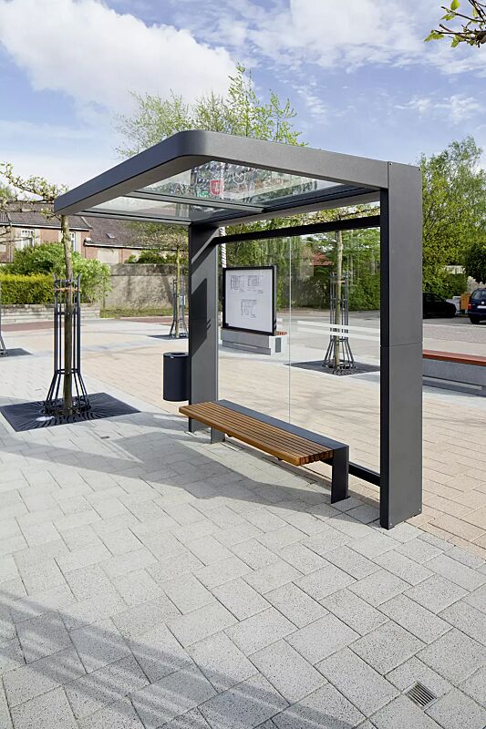 wartehalle-pure__shoKAT0027573 Wartehalle PURE, Dachbreite x Dachtiefe 2720 mm x 1800 mm, Rückwand mit Siebdruckstreifen, mit Sitzbank PURE, Plakatschaukasten sowie Abfallbehälter KÖLN, Stahlkonstruktion in RAL DB 703 eisenglimmer Wartehalle PURE Dachbreite x Dachtiefe 2720 mm x 180...