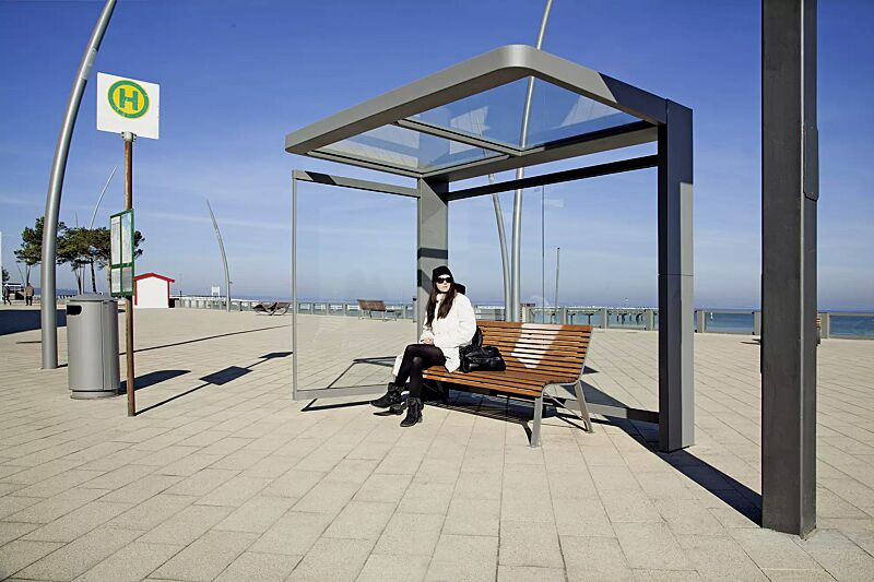 wartehalle-pure__shoKAT0031797 Wartehalle PURE, Dachbreite x Dachtiefe 2720 mm x 1800 mm, mit Rück- / Seitenwand, Stahlkonstruktion in RAL 7016 anthrazitgrau