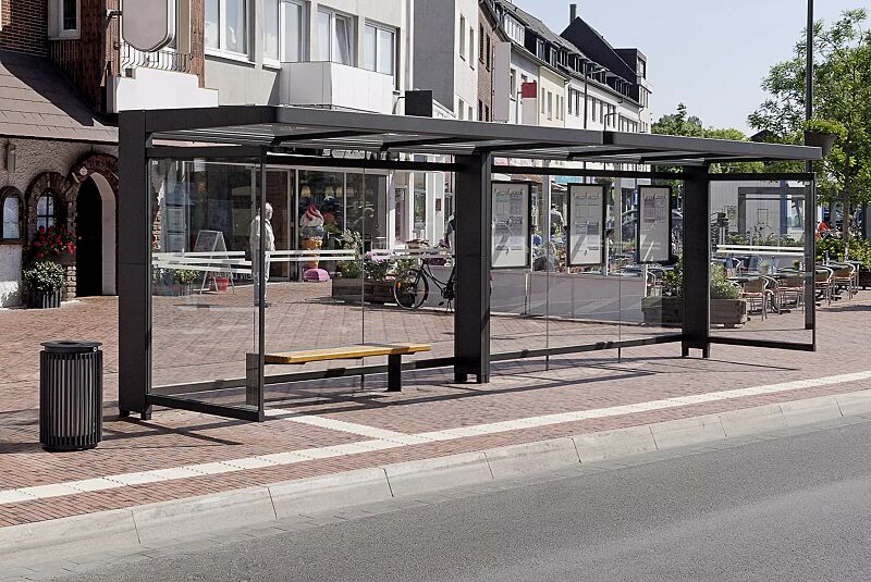 wartehalle-pure__shoKAT0036742 Wartehalle PURE, 2 x Dachbreite x Dachtiefe 4000 mm x 1800 mm, mit Rück- / Seitenwänden ESG, Klarglas mit Sichtschutzstreifen, Sitzbank PURE, 3-Sitzer sowie Schaukasten TESSALIA, Stahlkonstruktion in DB 703 eisenglimmer