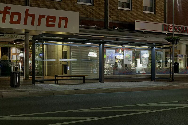 wartehalle-pure__shoKAT0036744 Wartehalle PURE, kundenspezifische Anpassung, Dachbreite 8000 mm, mit Rück- / Seitenwänden ESG, Klarglas mit Sichtschutzstreifen, Sitzbank PURE, 3-Sitzer sowie Schaukasten TESSALIA, Stahlkonstruktion in DB 703 eisenglimmer