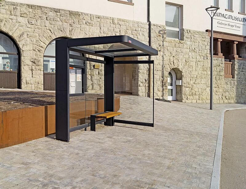 wartehalle-pure__shoKAT0060402 Wartehalle PURE, Dachbreite x Dachtiefe 2720 mm x 1800 mm, mit Rück- / einer Seitenwand, inklusive Sitzbank PURE und Schaukasten LIOSIA, Stahlkonstruktion in RAL 7016 anthrazitgrau