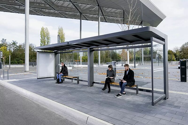 wartehalle-pure__shoKAT0066270 Wartehalle PURE, auftragsbezogene Anpassung der Dacheindeckung aus Stahlblechkassetten, Dachbreite x Dachtiefe 8000 mm x 1800 mm, Rück- / Seitenwand ESG Klarglas mit Siebdruckstreifen, Werbevitrine CITY-LIGHT, Sitzbank PURE, Stahlkonstruktion in DB 703...