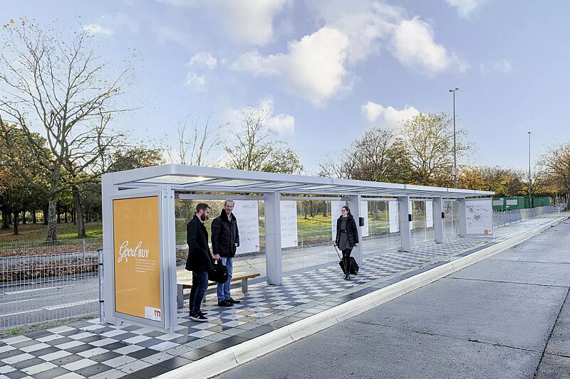 wartehalle-pure__shoKAT0066279 Wartehalle PURE, auftragsbezogene Anpassung, Dachbreite x Dachtiefe 20000 mm x 1800 mm, Rück- / Seitenwand ESG Klarglas mit Siebdruckstreifen, Werbevitrine CITY-LIGHT, Sitzbank PURE, Stahlkonstruktion in RAL 9006 weißaluminium