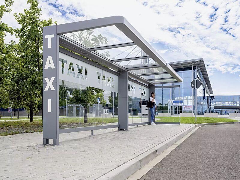 wartehalle-pure__shoKAT0071353 Wartehalle PURE, Dachbreite x Dachtiefe 8000 mm x 1800 mm, Rück- / Seitenwände ESG, Klarglas mit bauseitiger Folierung, Stahlkonstruktion in RAL 7037 staubgrau